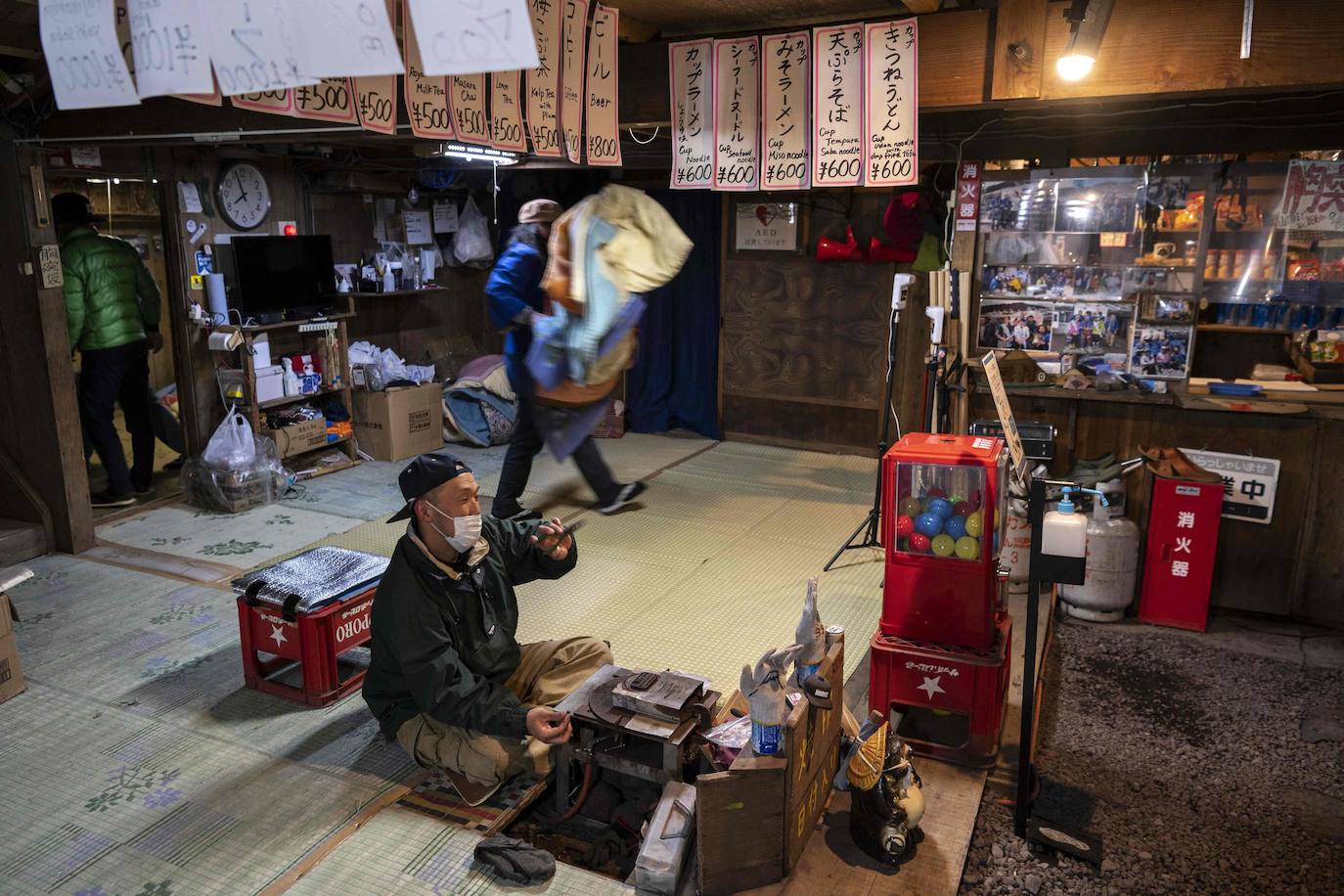 Japón es uno de los países que más sorprende a sus visitantes. La enorme diferencia cultural que surge al contemplar la sociedad nipona se extiende a sus paisajes, uno de cuyos exponentes más representativos es el monte Fuji, ubicado a escasos 70 kilómetros de Tokio, la capital del país. Unas montañas, valles y cerros con un encanto distinto al verde asturiano y bombeadas parcialmente por un volcán que es el principal emblema japonés.