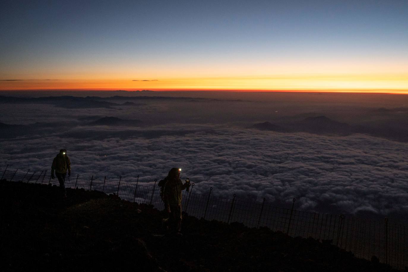Japón es uno de los países que más sorprende a sus visitantes. La enorme diferencia cultural que surge al contemplar la sociedad nipona se extiende a sus paisajes, uno de cuyos exponentes más representativos es el monte Fuji, ubicado a escasos 70 kilómetros de Tokio, la capital del país. Unas montañas, valles y cerros con un encanto distinto al verde asturiano y bombeadas parcialmente por un volcán que es el principal emblema japonés.