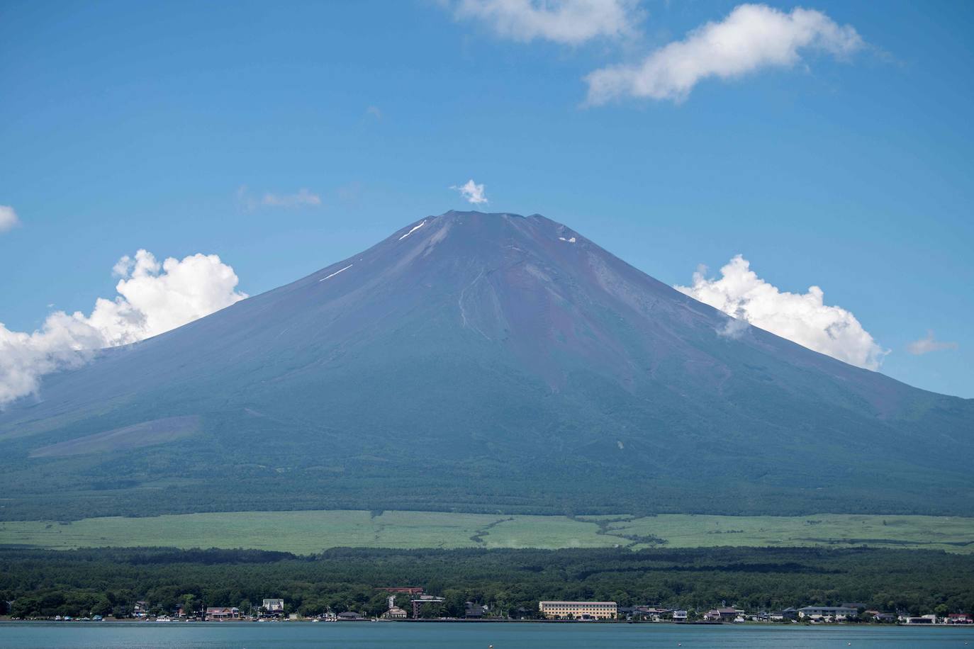 Japón es uno de los países que más sorprende a sus visitantes. La enorme diferencia cultural que surge al contemplar la sociedad nipona se extiende a sus paisajes, uno de cuyos exponentes más representativos es el monte Fuji, ubicado a escasos 70 kilómetros de Tokio, la capital del país. Unas montañas, valles y cerros con un encanto distinto al verde asturiano y bombeadas parcialmente por un volcán que es el principal emblema japonés.