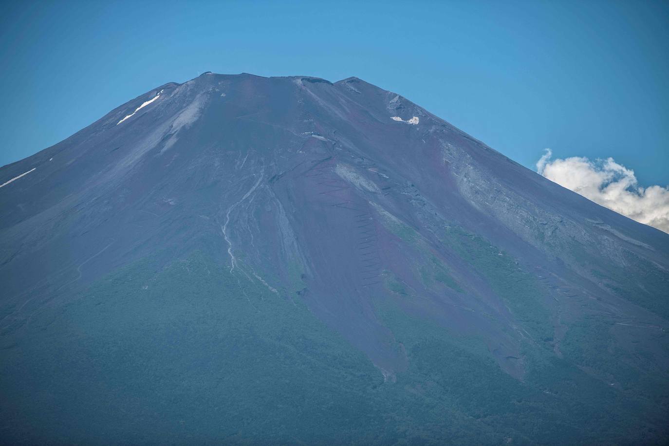 Japón es uno de los países que más sorprende a sus visitantes. La enorme diferencia cultural que surge al contemplar la sociedad nipona se extiende a sus paisajes, uno de cuyos exponentes más representativos es el monte Fuji, ubicado a escasos 70 kilómetros de Tokio, la capital del país. Unas montañas, valles y cerros con un encanto distinto al verde asturiano y bombeadas parcialmente por un volcán que es el principal emblema japonés.