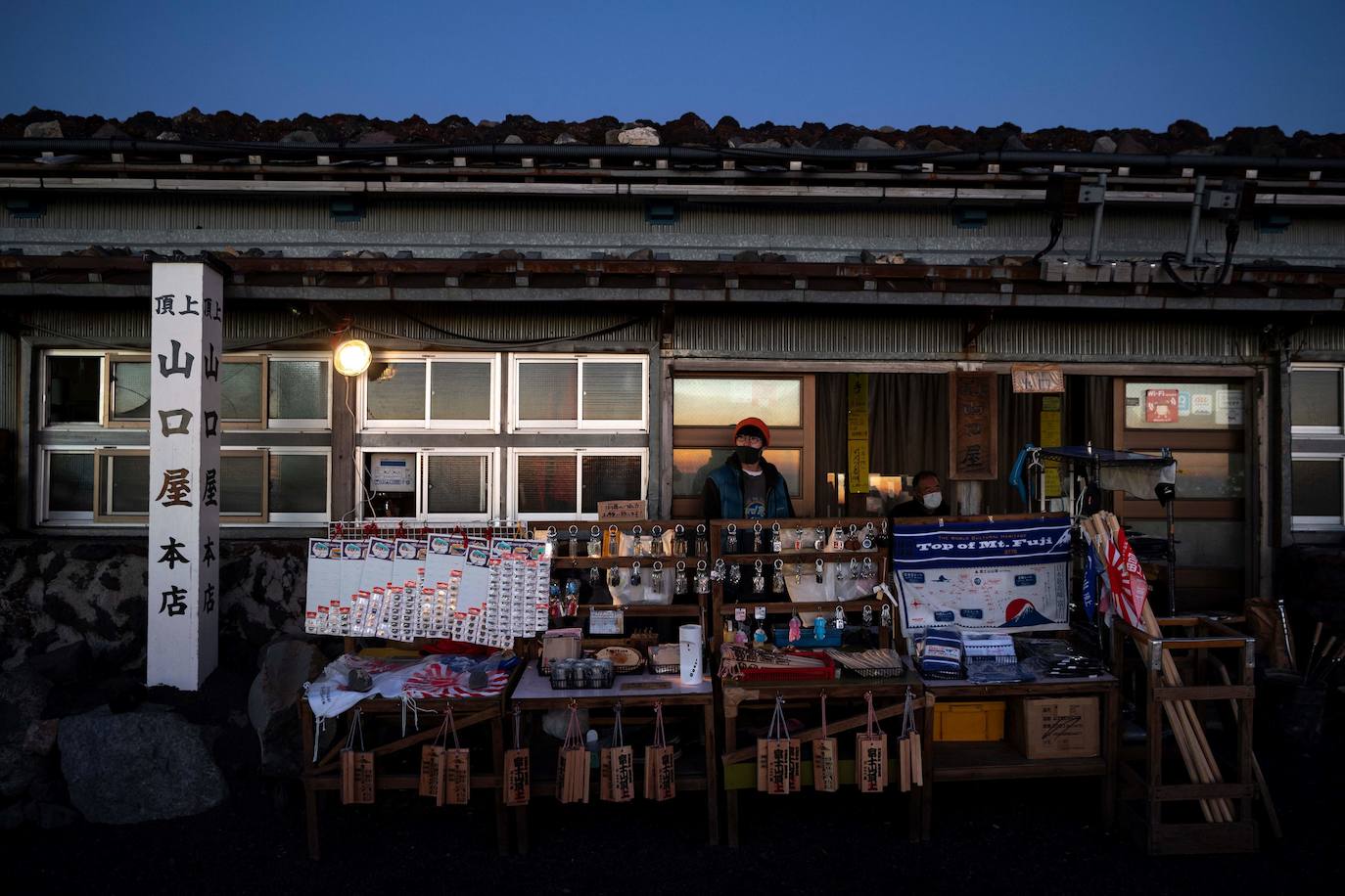 Japón es uno de los países que más sorprende a sus visitantes. La enorme diferencia cultural que surge al contemplar la sociedad nipona se extiende a sus paisajes, uno de cuyos exponentes más representativos es el monte Fuji, ubicado a escasos 70 kilómetros de Tokio, la capital del país. Unas montañas, valles y cerros con un encanto distinto al verde asturiano y bombeadas parcialmente por un volcán que es el principal emblema japonés.