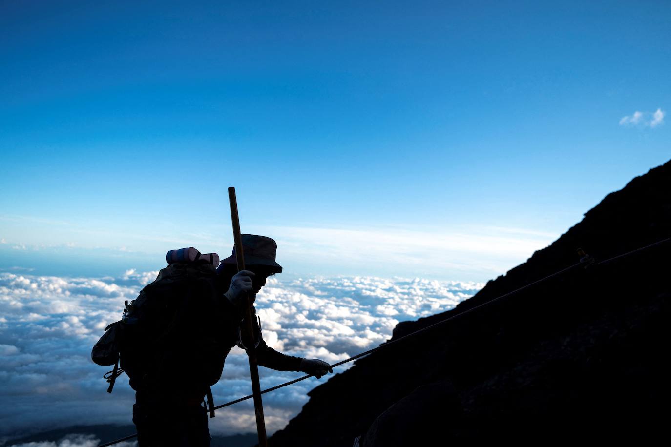 Japón es uno de los países que más sorprende a sus visitantes. La enorme diferencia cultural que surge al contemplar la sociedad nipona se extiende a sus paisajes, uno de cuyos exponentes más representativos es el monte Fuji, ubicado a escasos 70 kilómetros de Tokio, la capital del país. Unas montañas, valles y cerros con un encanto distinto al verde asturiano y bombeadas parcialmente por un volcán que es el principal emblema japonés.