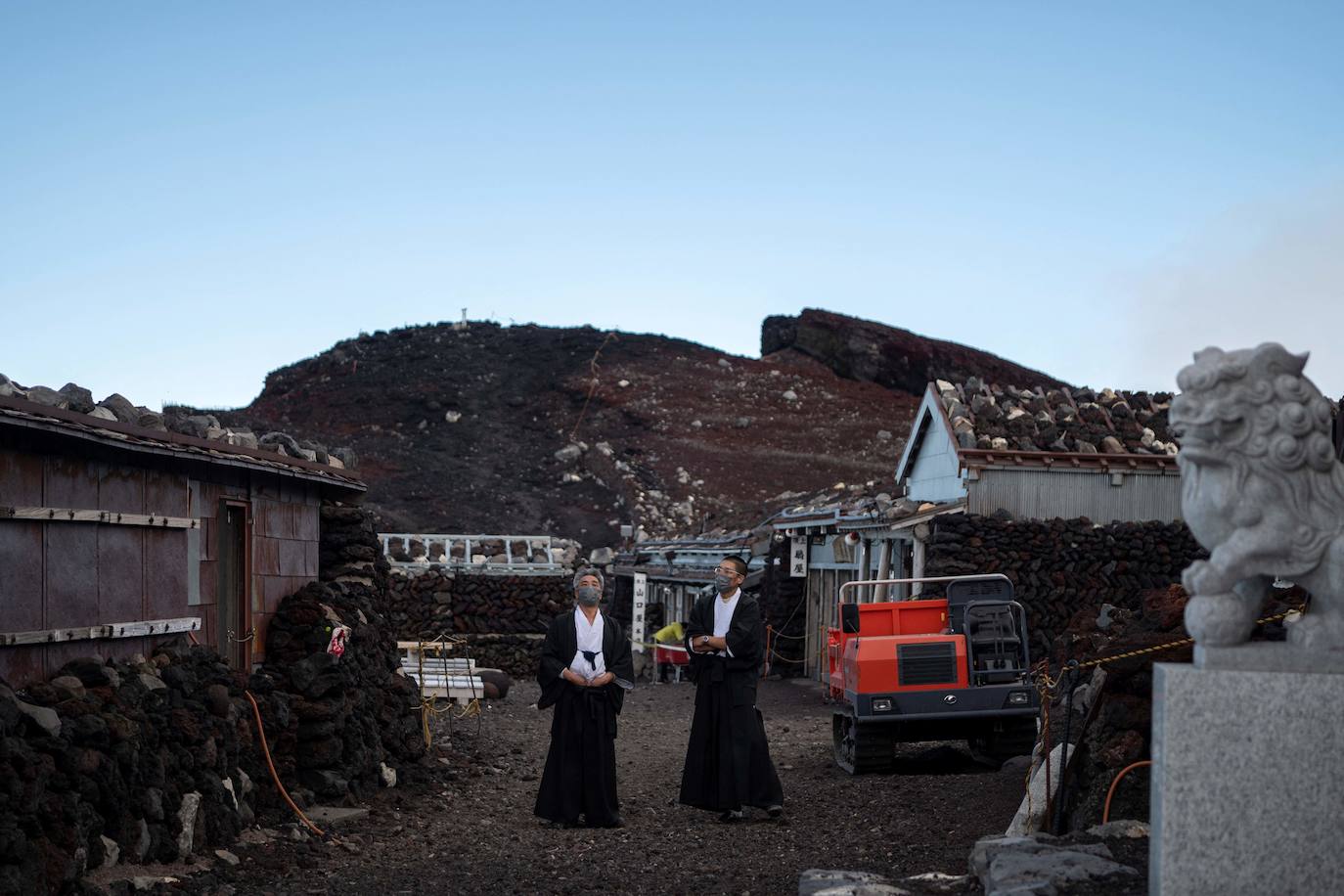 Japón es uno de los países que más sorprende a sus visitantes. La enorme diferencia cultural que surge al contemplar la sociedad nipona se extiende a sus paisajes, uno de cuyos exponentes más representativos es el monte Fuji, ubicado a escasos 70 kilómetros de Tokio, la capital del país. Unas montañas, valles y cerros con un encanto distinto al verde asturiano y bombeadas parcialmente por un volcán que es el principal emblema japonés.