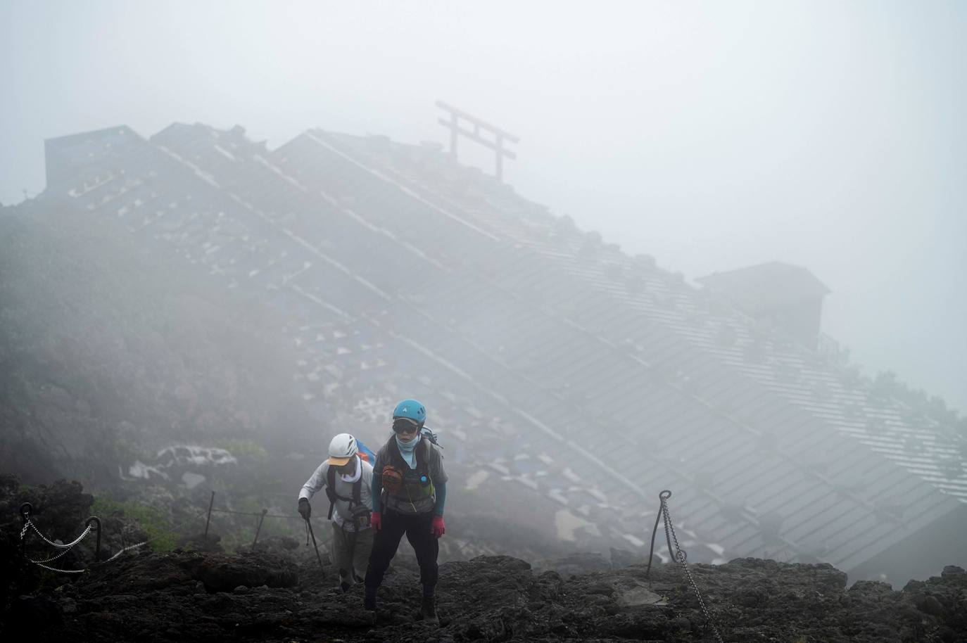 Japón es uno de los países que más sorprende a sus visitantes. La enorme diferencia cultural que surge al contemplar la sociedad nipona se extiende a sus paisajes, uno de cuyos exponentes más representativos es el monte Fuji, ubicado a escasos 70 kilómetros de Tokio, la capital del país. Unas montañas, valles y cerros con un encanto distinto al verde asturiano y bombeadas parcialmente por un volcán que es el principal emblema japonés.