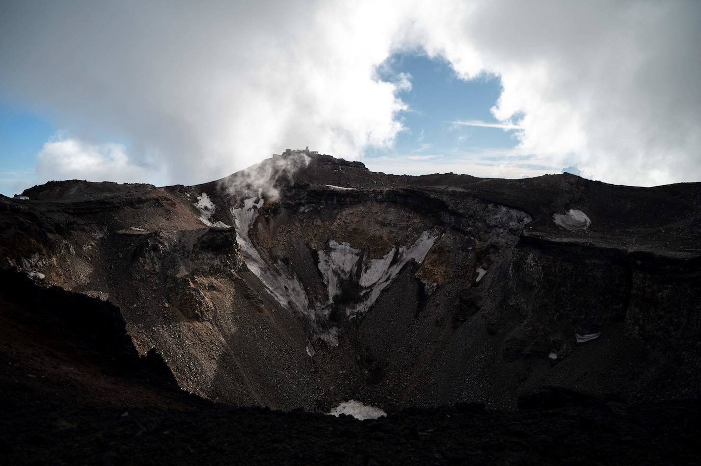Japón es uno de los países que más sorprende a sus visitantes. La enorme diferencia cultural que surge al contemplar la sociedad nipona se extiende a sus paisajes, uno de cuyos exponentes más representativos es el monte Fuji, ubicado a escasos 70 kilómetros de Tokio, la capital del país. Unas montañas, valles y cerros con un encanto distinto al verde asturiano y bombeadas parcialmente por un volcán que es el principal emblema japonés.