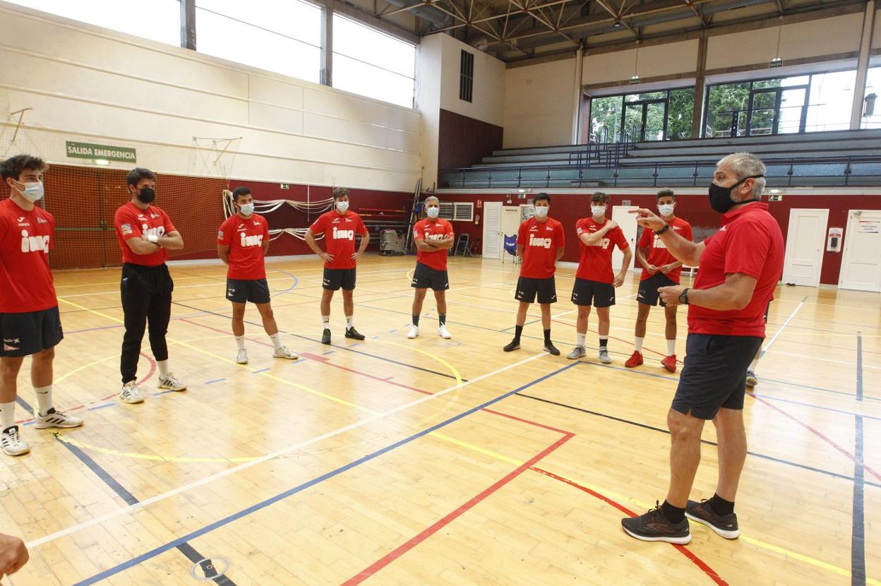 El técnico Chechu Villaldea da las primeras indicaciones de la pretemporada a sus jugadores. 