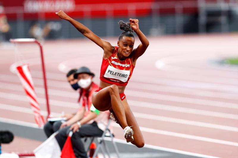 Hoy en Tokio Ana Peleteiro se clasifica para la final de triple salto después de hacer marca personal al aire libre y batir un récord nacional. Támara Echegoyen y Paula Barceló ya marchan segundas en vela.