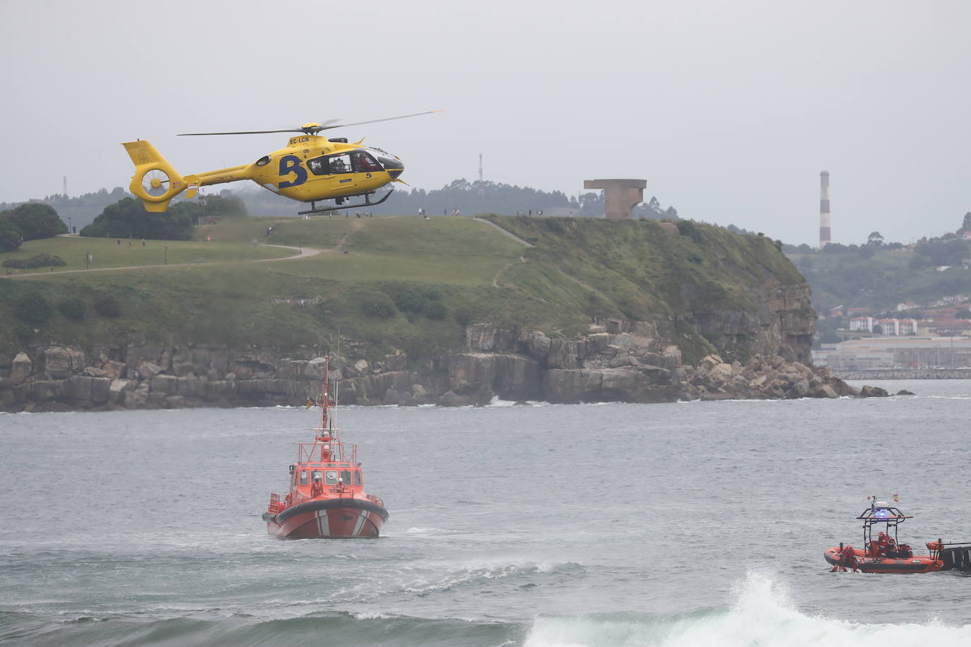 Una persona ha fallecido y otra ha resultado herida este viernes en Gijón después de que volcase la lancha en la que se encontraban pescando a causa de un golpe de mar. 