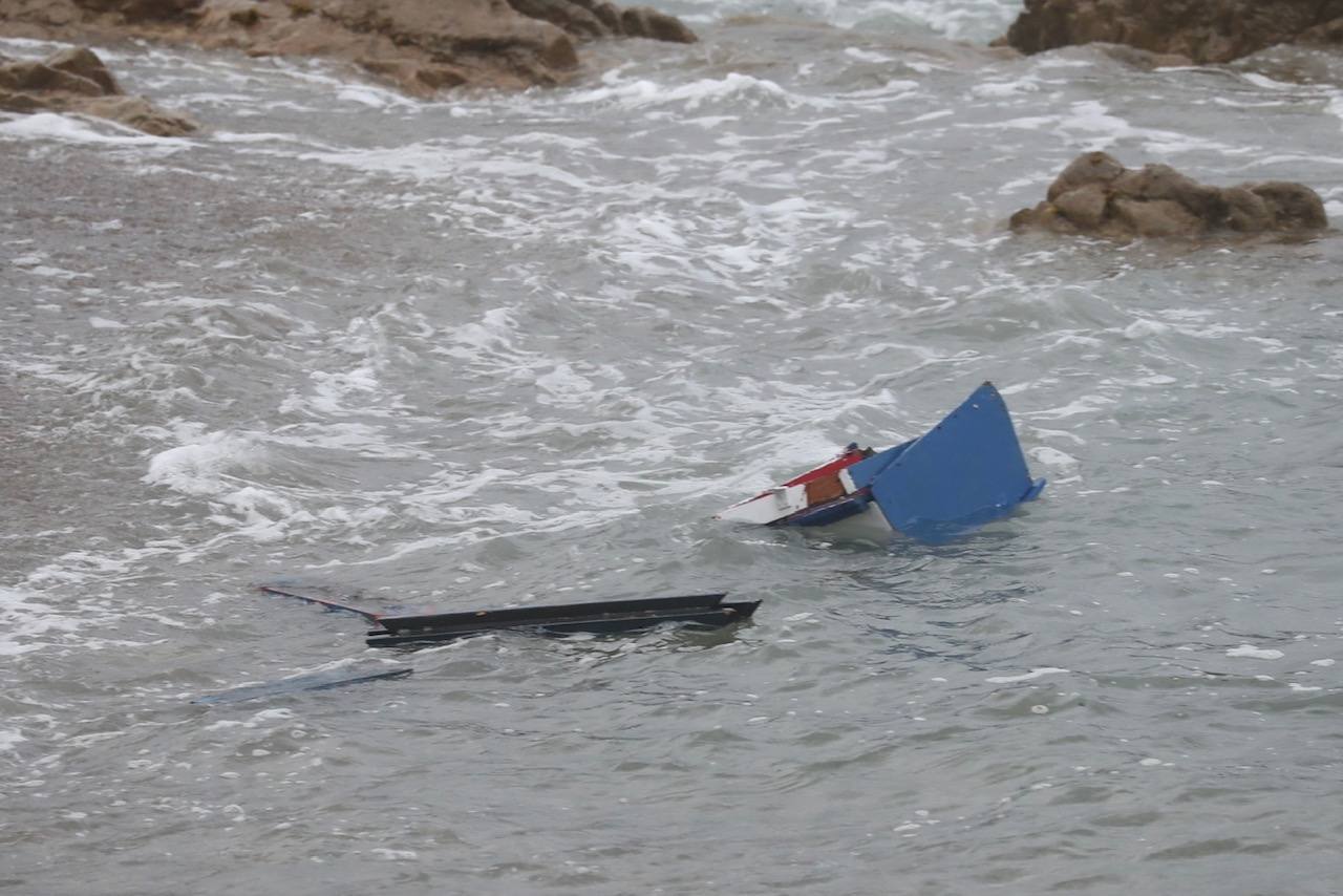 Una persona ha fallecido y otra ha resultado herida este viernes en Gijón después de que volcase la lancha en la que se encontraban pescando a causa de un golpe de mar. 