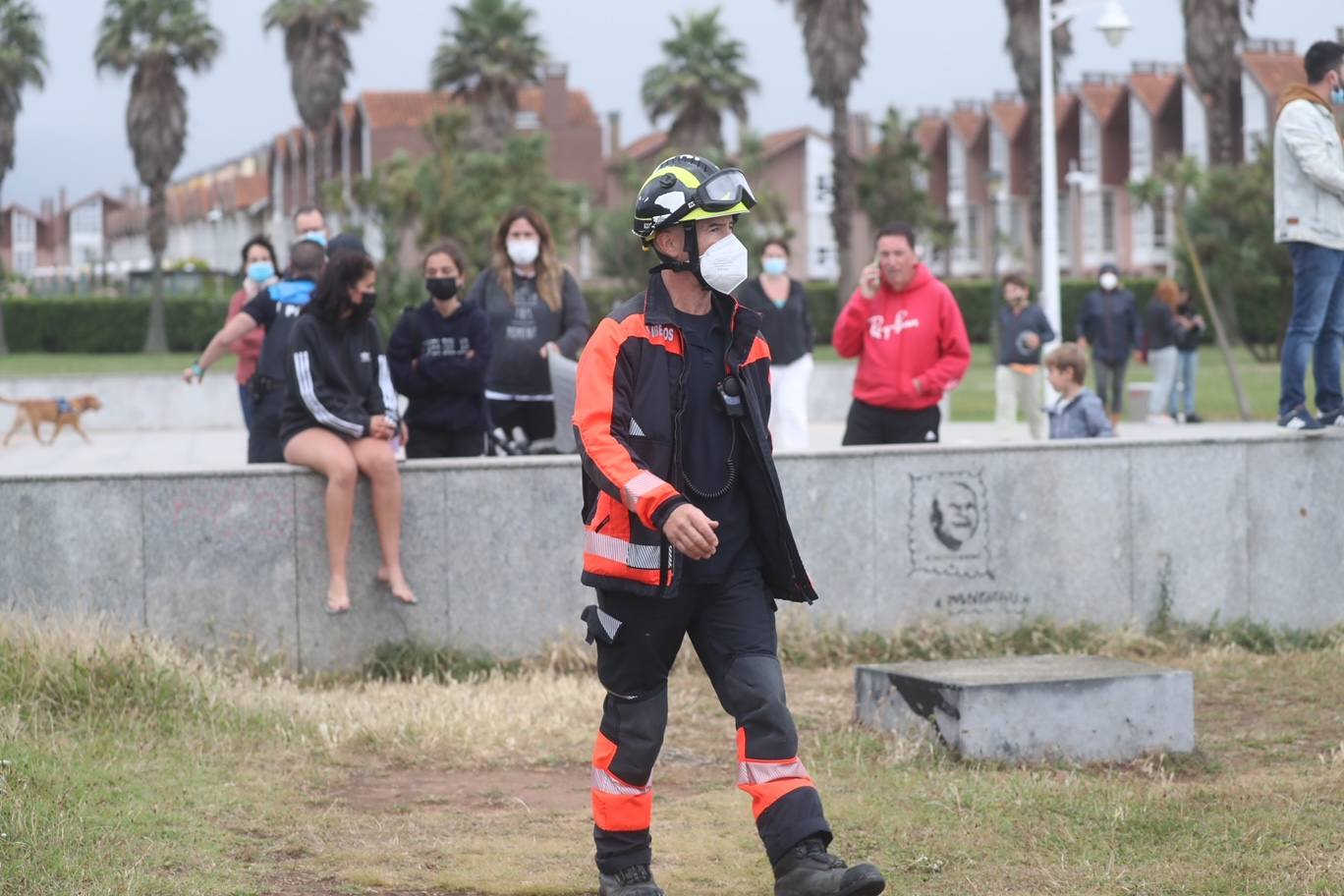  Una persona ha fallecido y otra ha resultado herida este viernes en Gijón después de que volcase la lancha en la que se encontraban pescando a causa de un golpe de mar. 