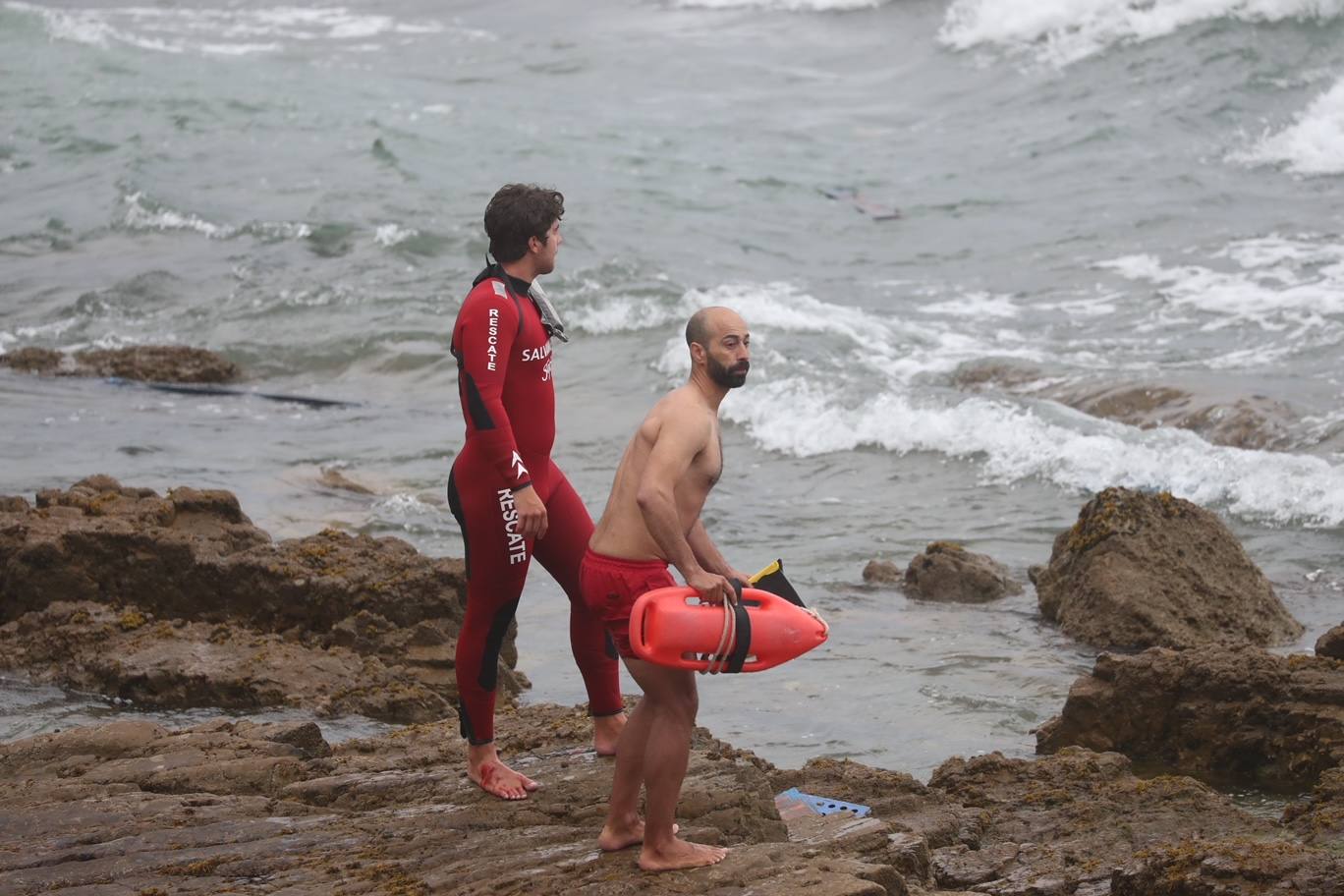 Una persona ha fallecido y otra ha resultado herida este viernes en Gijón después de que volcase la lancha en la que se encontraban pescando a causa de un golpe de mar. 