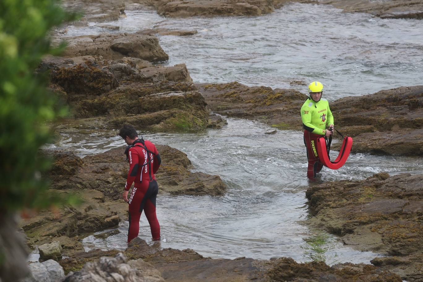 Una persona ha fallecido y otra ha resultado herida este viernes en Gijón después de que volcase la lancha en la que se encontraban pescando a causa de un golpe de mar. 