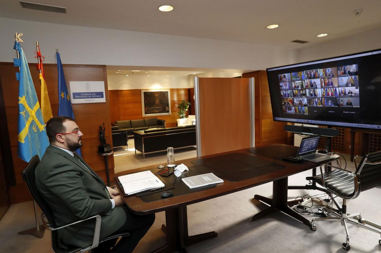 El presidente asturiano, Adrián Barbón, en una de las Conferencias de Presidentes celebradas el pasado año de forma telemática durante la pandemia. 