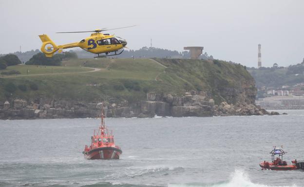 Dos embarcaciones y un helicóptero rastrean la zona en busca de los desaparecidos.