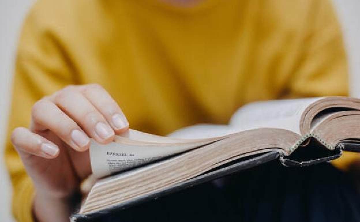 La Biblia, ¿namás lliteratura? Una llectura dende la fe