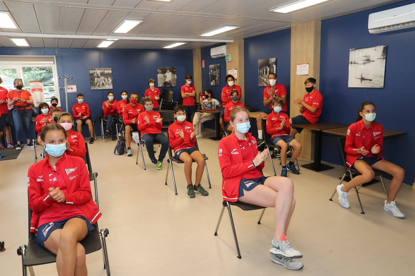 Integrantes de la sección de tenis del Grupo Covadonga se han reunido para animar a Pablo Carreño ante su partido de semifinales en los Juegos Olímpicos de Tokio 2020.