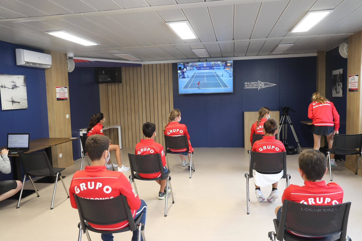 Integrantes de la sección de tenis del Grupo Covadonga se han reunido para animar a Pablo Carreño ante su partido de semifinales en los Juegos Olímpicos de Tokio 2020.