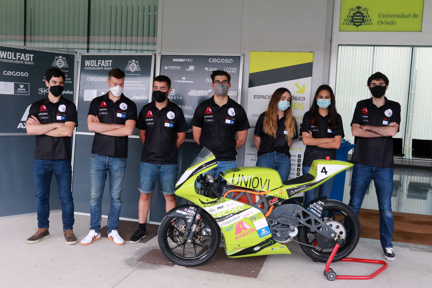 Alumnos participantes, con la moto en competición, en una imagen tomada el 13 de julio, antes de la partida del equipo. 