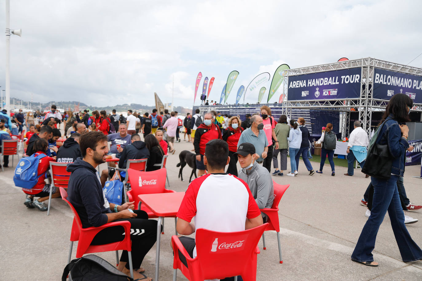 El Torneo Arena 1.000 del circuito nacional de balonmano playa ha vivido una nueva apasionante jornada en la playa de Poniente. El arenal gijonés acogerá mañana la jornada de clausura del evento, con la disputa de las finales sénior y juvenil. 