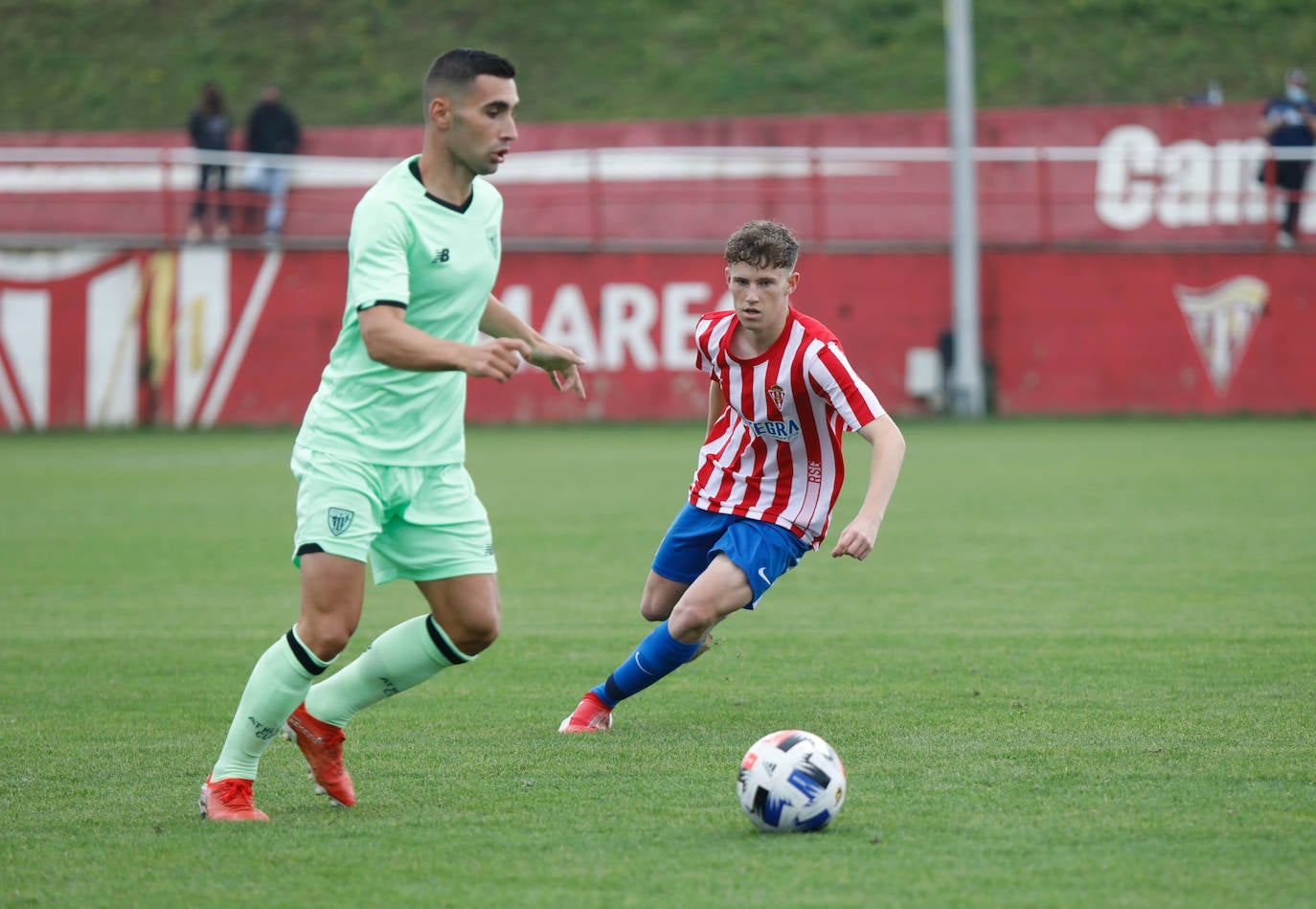 Fotos: Las mejores imágenes del Sporting B - Bilbao Athletic