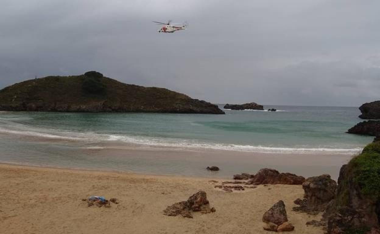 Helicóptero de Salvamento sobrevuela la playa de Barro.