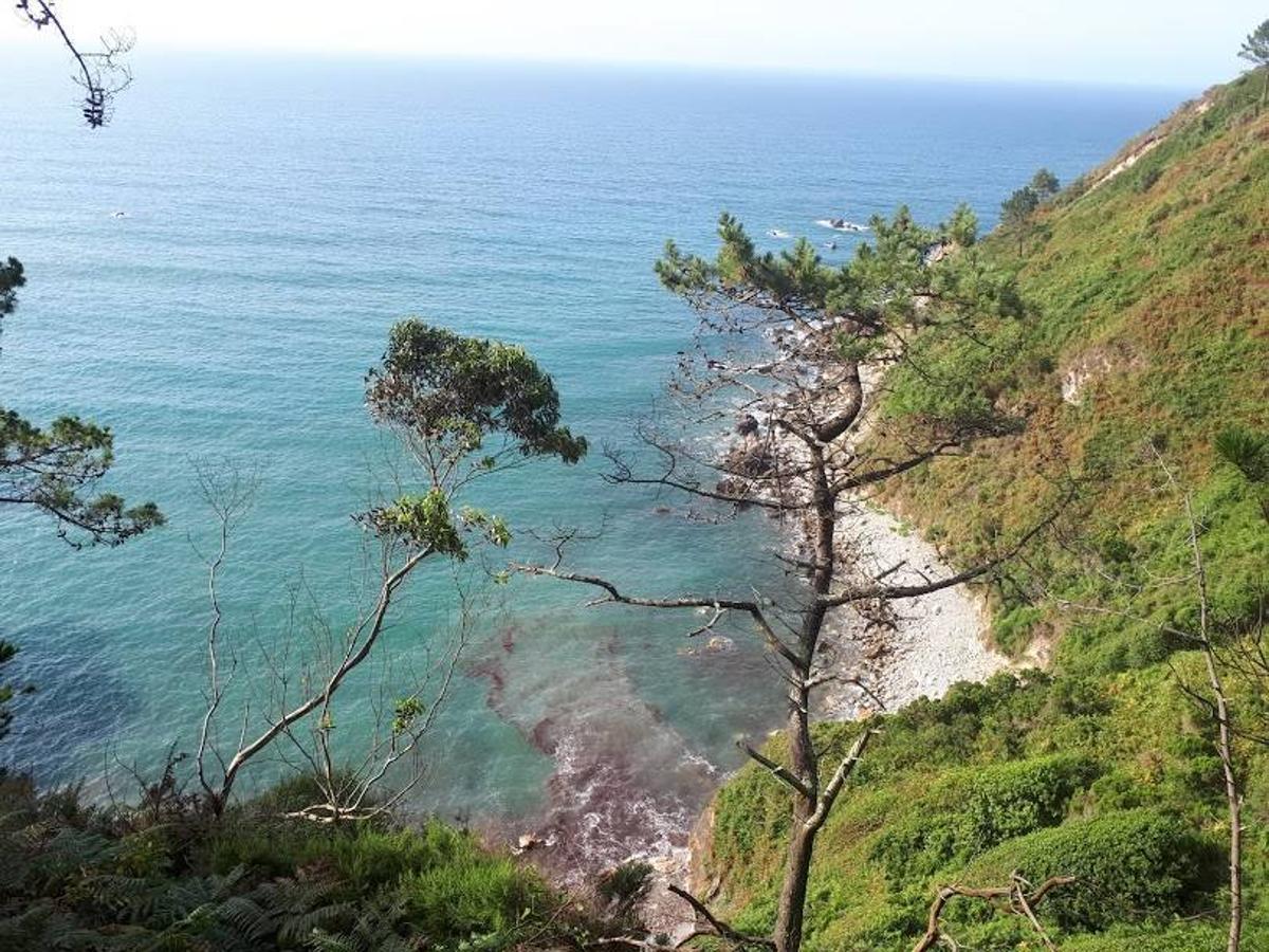 Vistas a la costa asturiana desde la  ruta costera desde Muros de Nalón a San Esteban de Pravia .