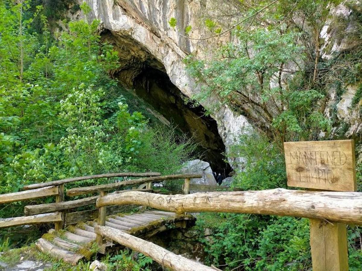 Vistas a la entrada del Monumento Natural de Cueva Devoyu en la ruta al Porrón de Peña Blanca.