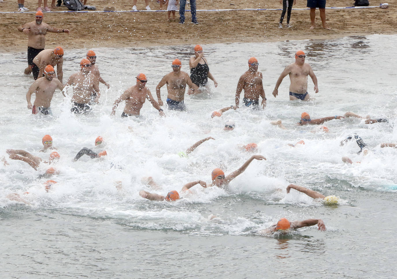 Cumpliendo con el pronóstico, Álvaro Rouget (Las Anclas) y Aroa Silva (Santa Olaya) se han adjudicado este domingo la victoria en la XXVII Travesía de Poniente, en la que han participado alrededor de cien personas 