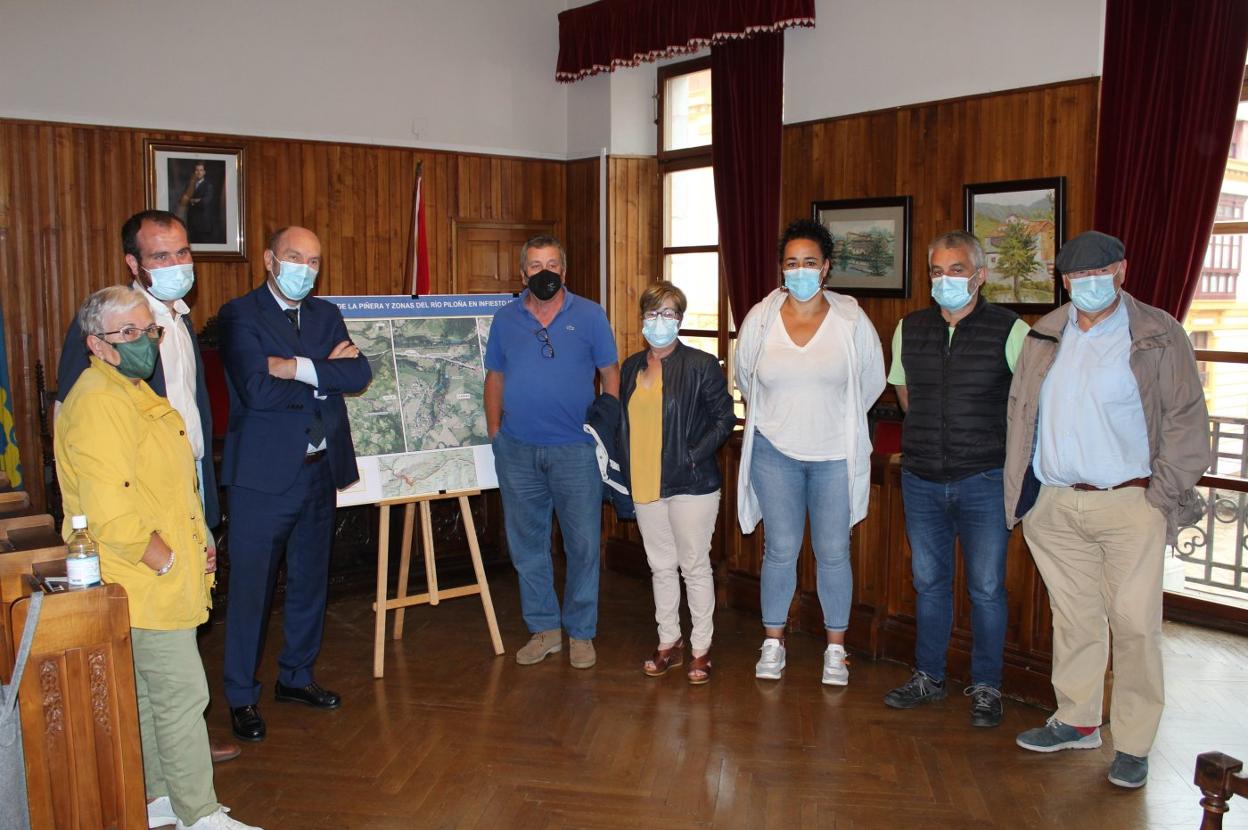 Iván Allende y Juan Cofiño, ayer con vecinos de los pueblos afectados. 