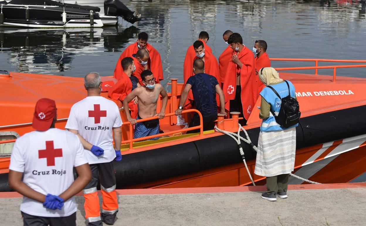 Efectivos de Salvamento Marítimo rescatan a diez inmigrantes en Algeciras el pasado 24 de junio.