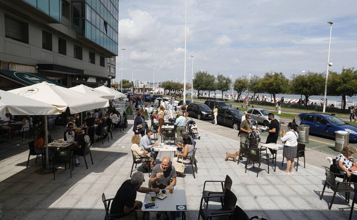 Clientes de un local en El Muro, este domingo. 