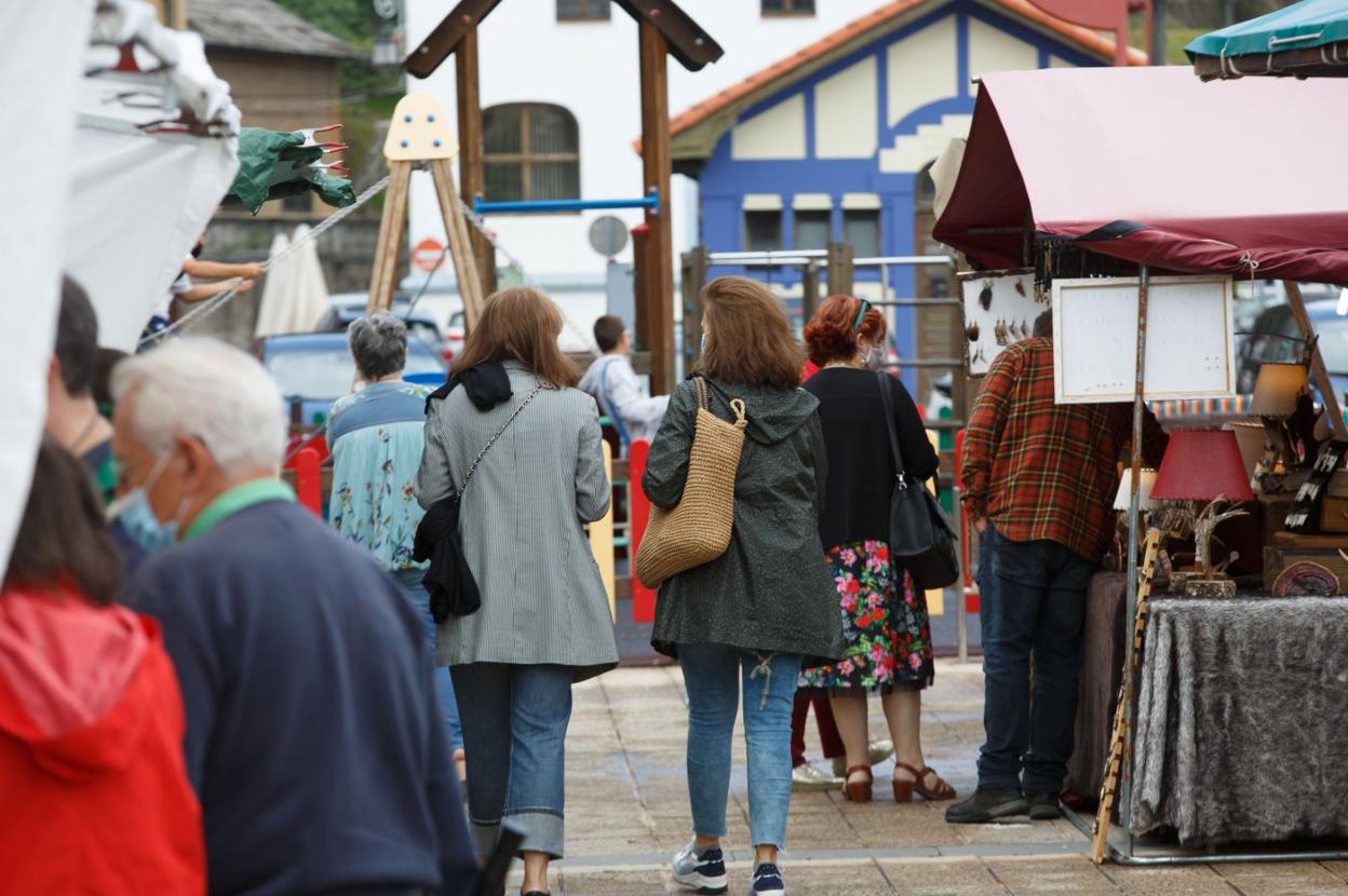 Visitantes en el mercado artesano de San Esteban. 
