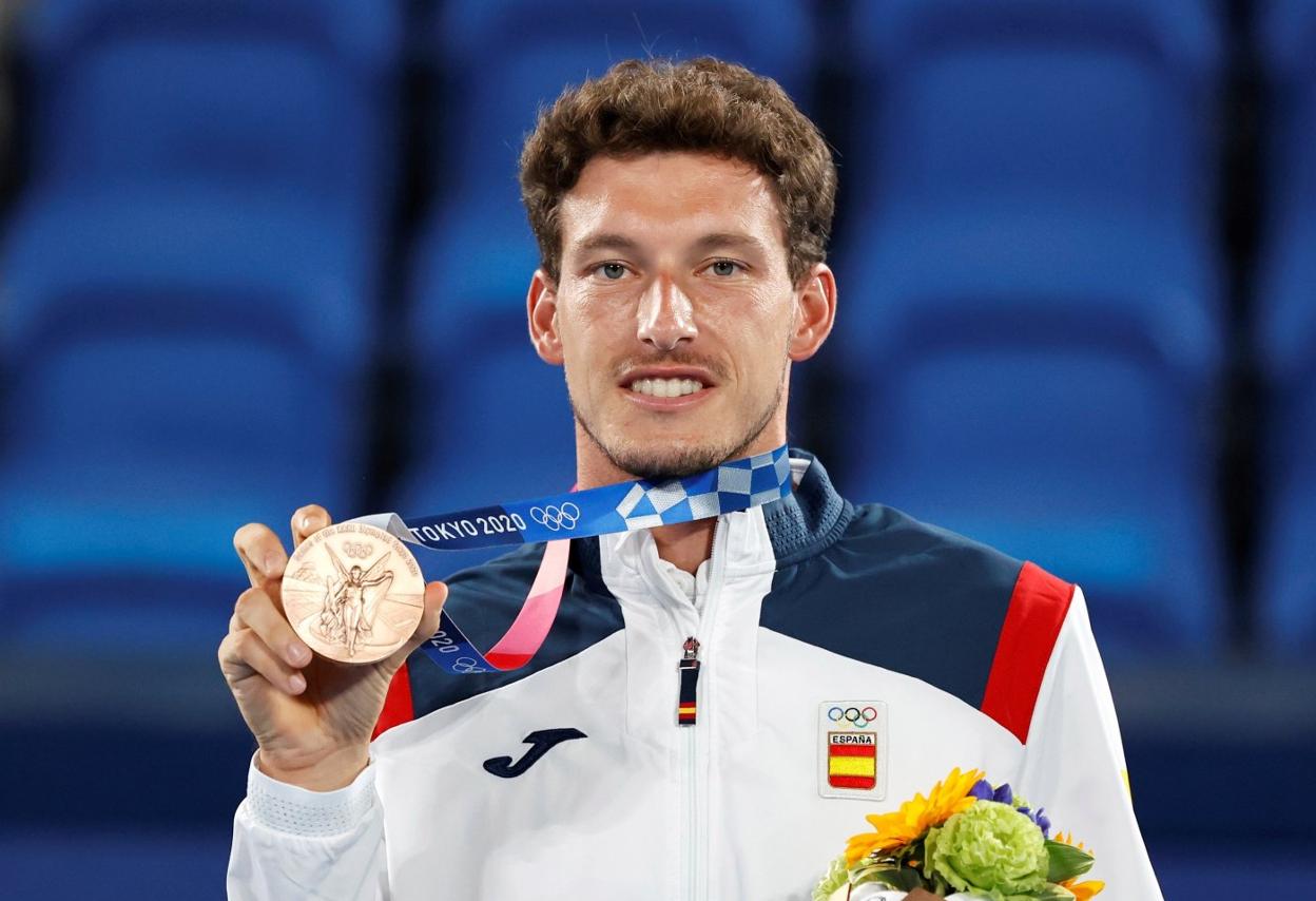 Pablo Carreño posa orgulloso con su medalla en el podio olímpico. 