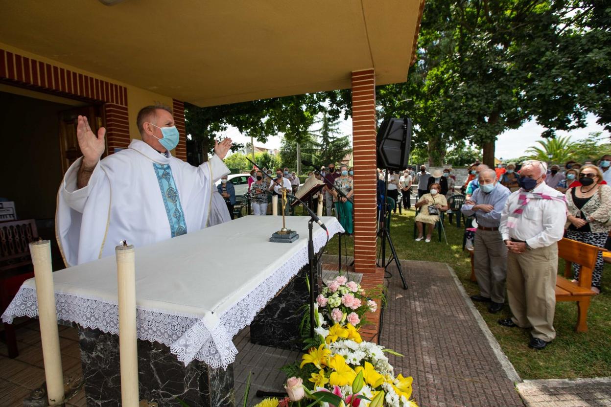 El párroco de Lugones, Joaquín Serrano, durante la ceremonia de las fiestas del Carbayu. 