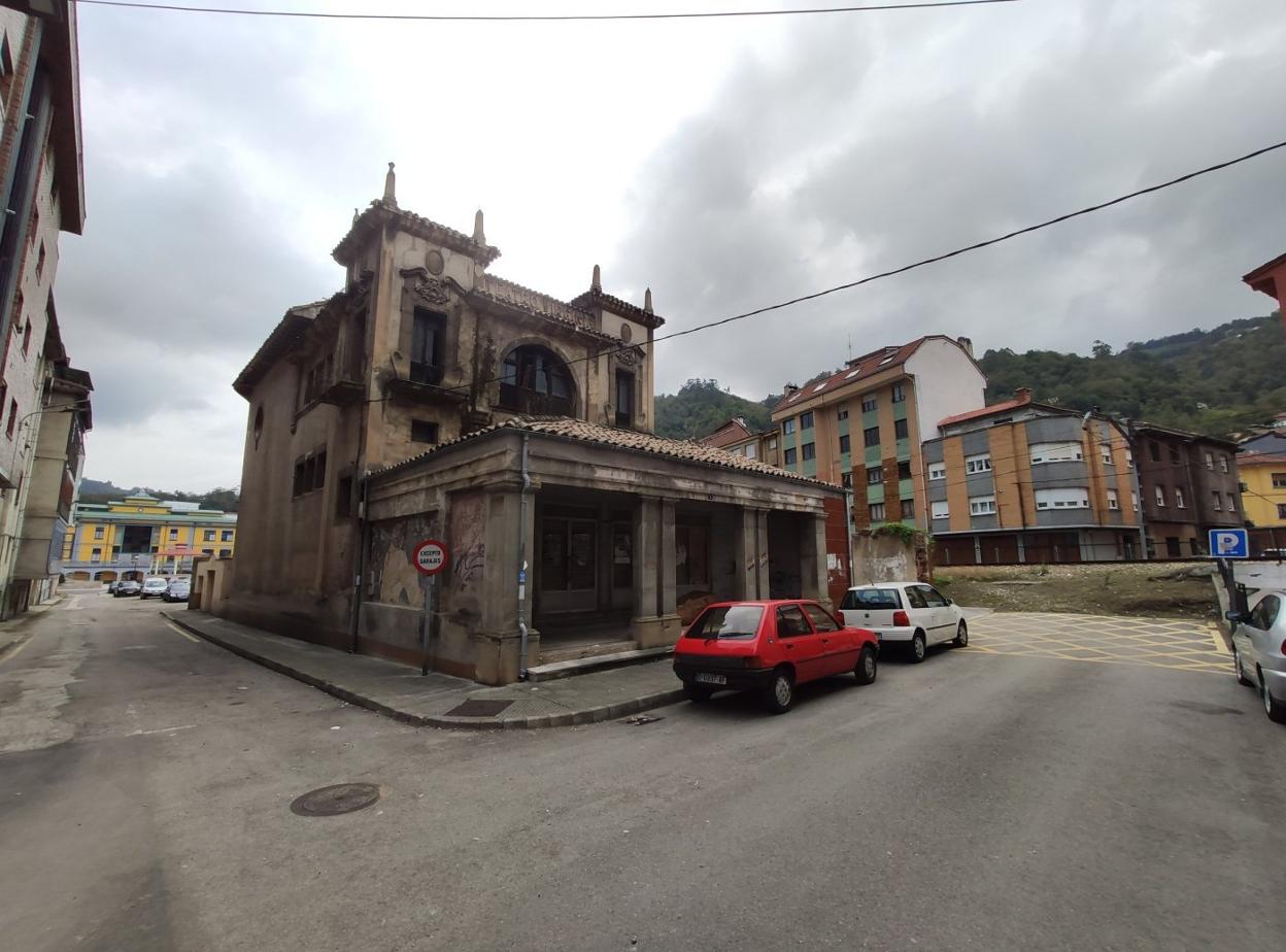 Antiguo Teatro Virginia de Sotrondio, donde se habilitará el centro de salud. 