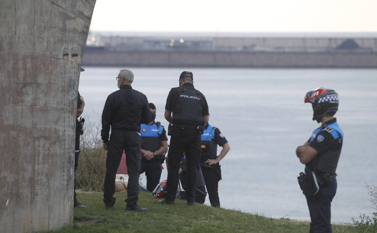 Agentes policiales atienden a la joven.