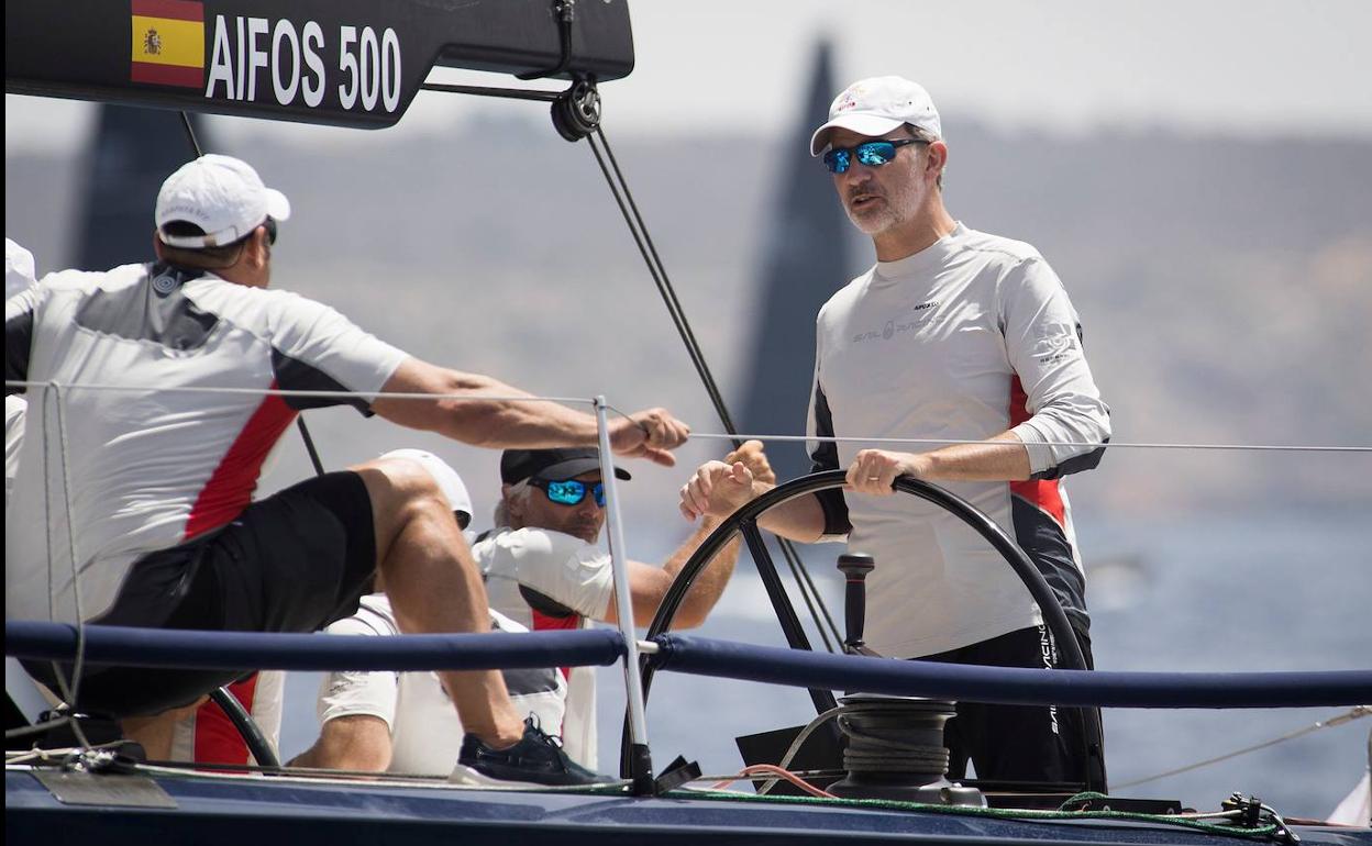 Don felipe capitanea el Aifos, ayer, en aguas de Palma de Mallorca.