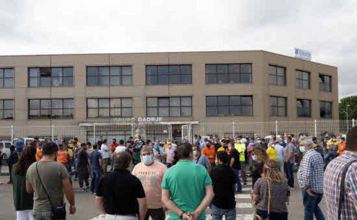 Trabajadores de Daorje concentrados frente a su sede en Avilés