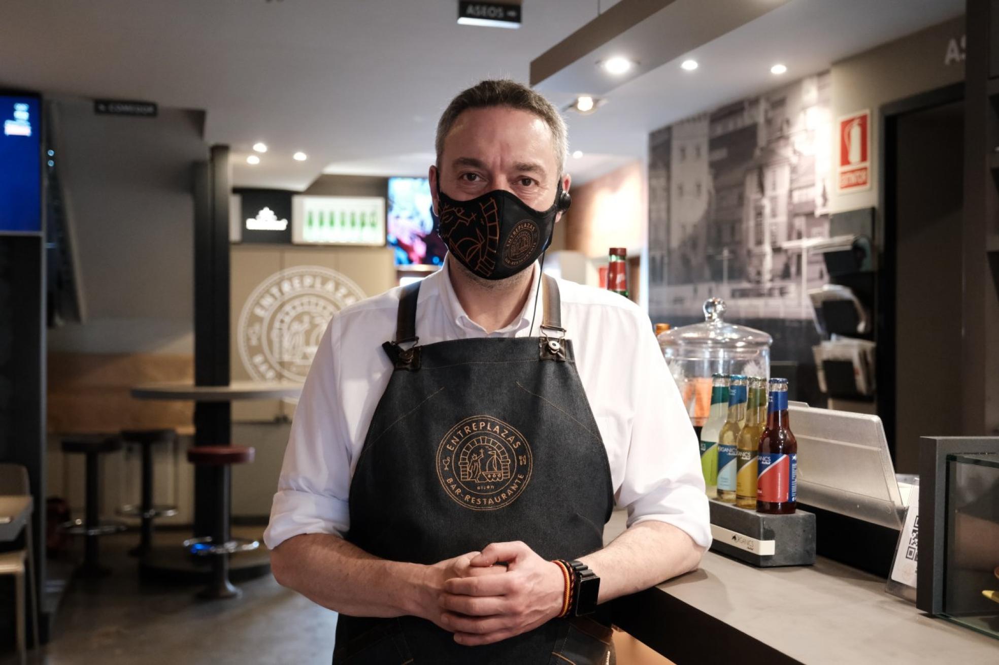 Óscar Cascón, gerente del bar Entreplazas. 