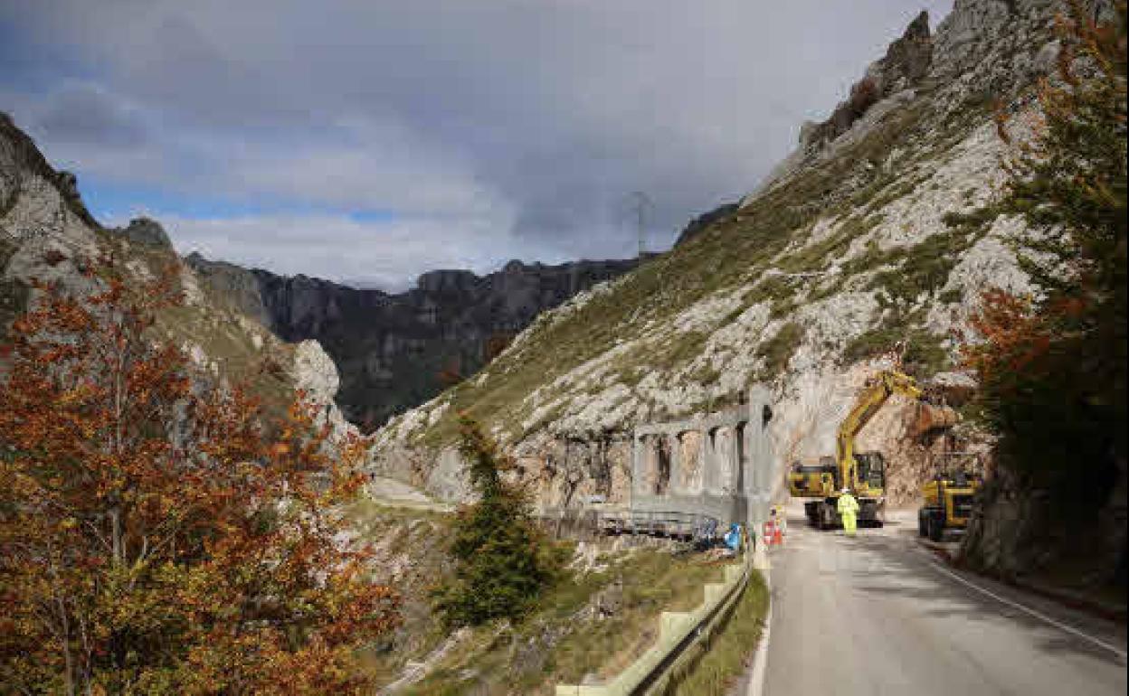 Obras de construcción de viseras antialudes en la carretera de Poncebos a Sotres. 