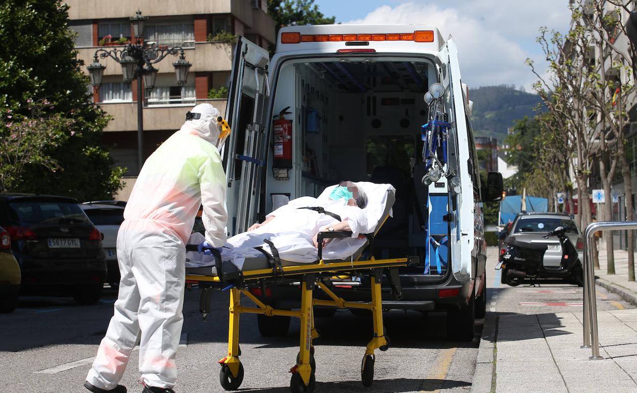 Un enfermo de covid-19 es trasladado al HUCA desde Oviedo.