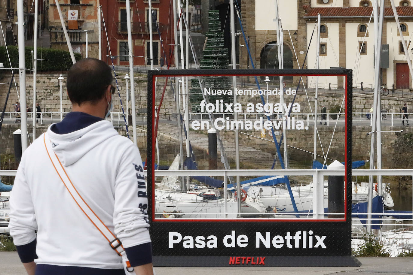 Biombo de Netflix anunciando Folixa Asgaya en Cimadevilla.