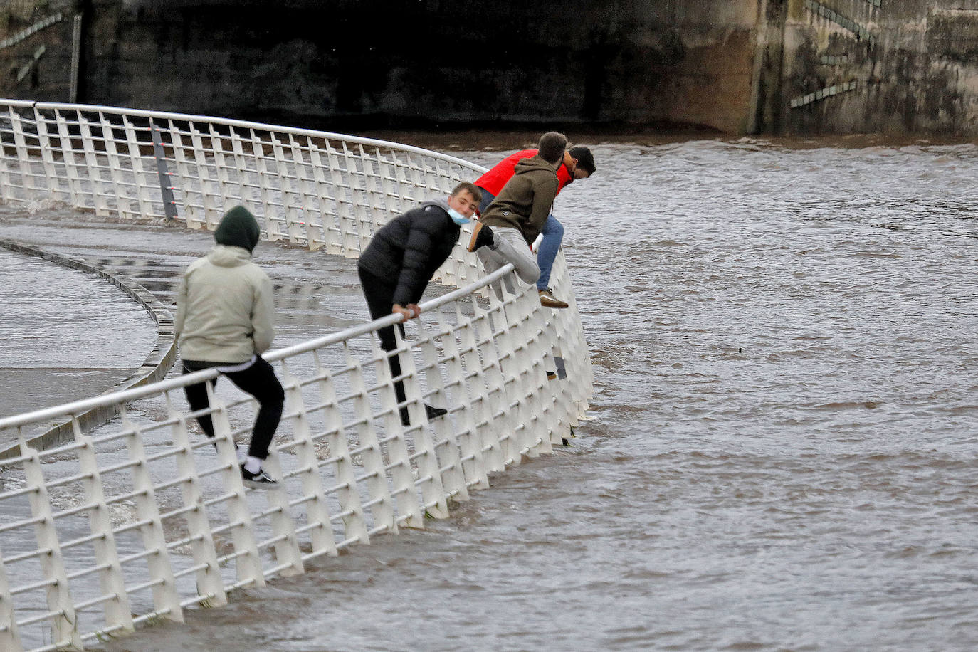 Carril inundable del río Piles con marea alta.