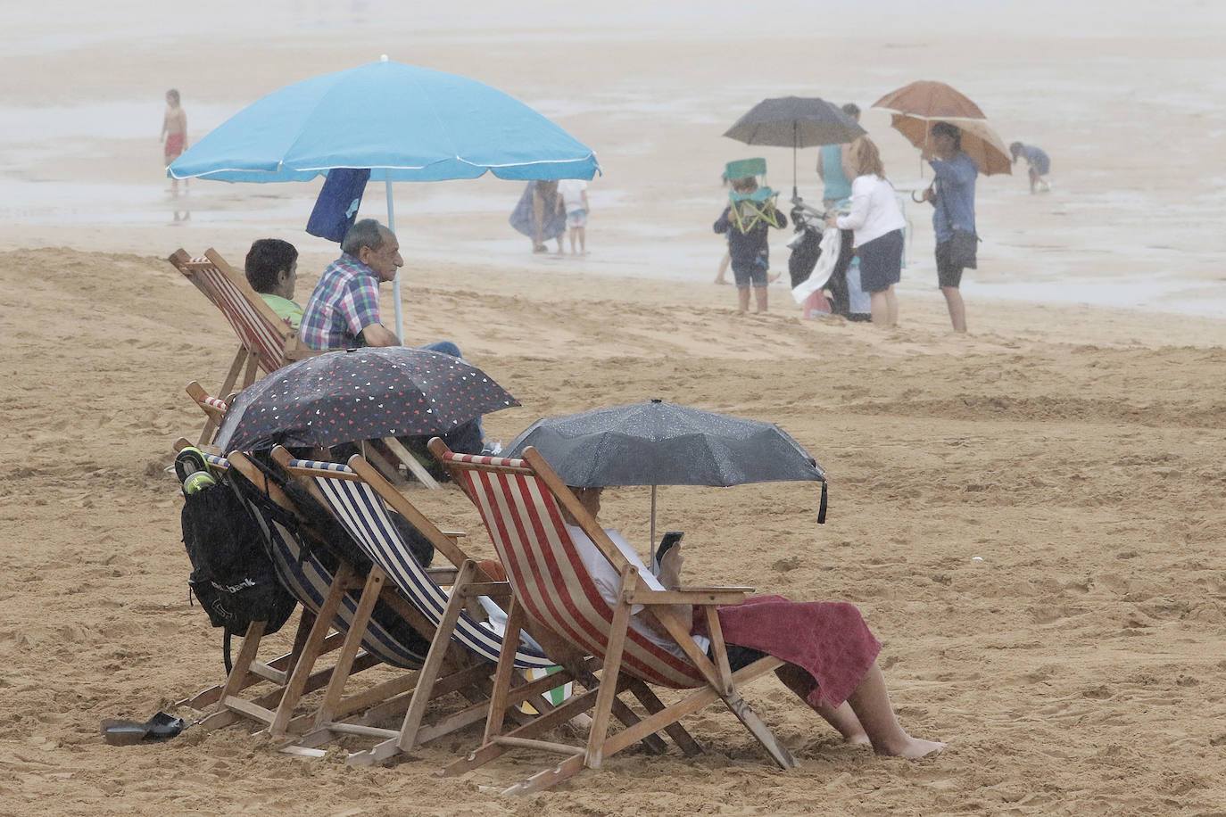 Jornada lluviosa en la playa de San Lorenzo.