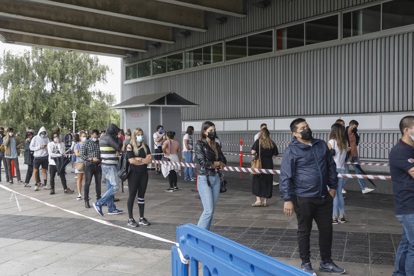  Un problema informático, que podría deberse a un hackeo, ha derivado hacia el ambulatorio de la avenida de José Manuel Palacio a quienes tenían que ser citados para recibir la vacuna, cuando en realidad la inmunización debía administrarse en el Palacio de Deportes de La Guía