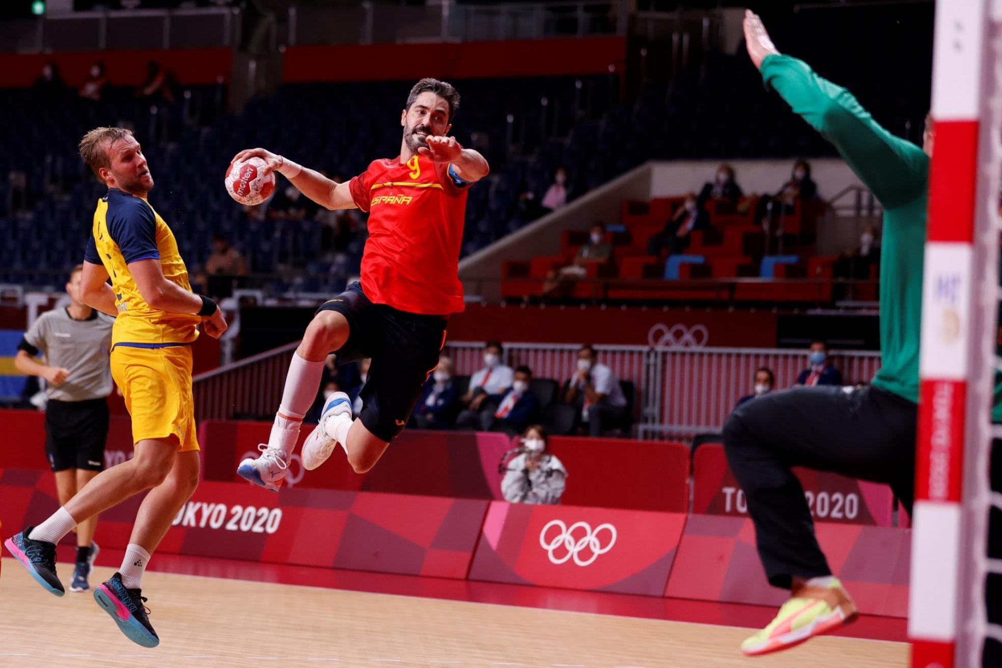 Raúl Entrerríos anota uno de los cinco goles que firmó ayer. 