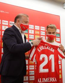 Imagen secundaria 2 - La presentación de Fran Villalba, nuevo fichaje del Sporting. 