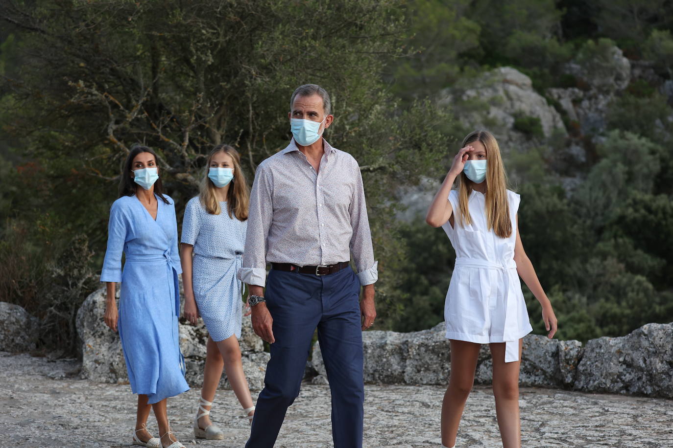 Enclavado en el corazón de la escarpada sierra de Tramuntana, a Lluc lo separan 53 kilómetros de Palma y decenas de zigzags, algunos más retorcidos que la mente de un psicópata. «Se me habían olvidado las curvas», comentó con humor don Felipe a las autoridades baleares al salir de su vehículo