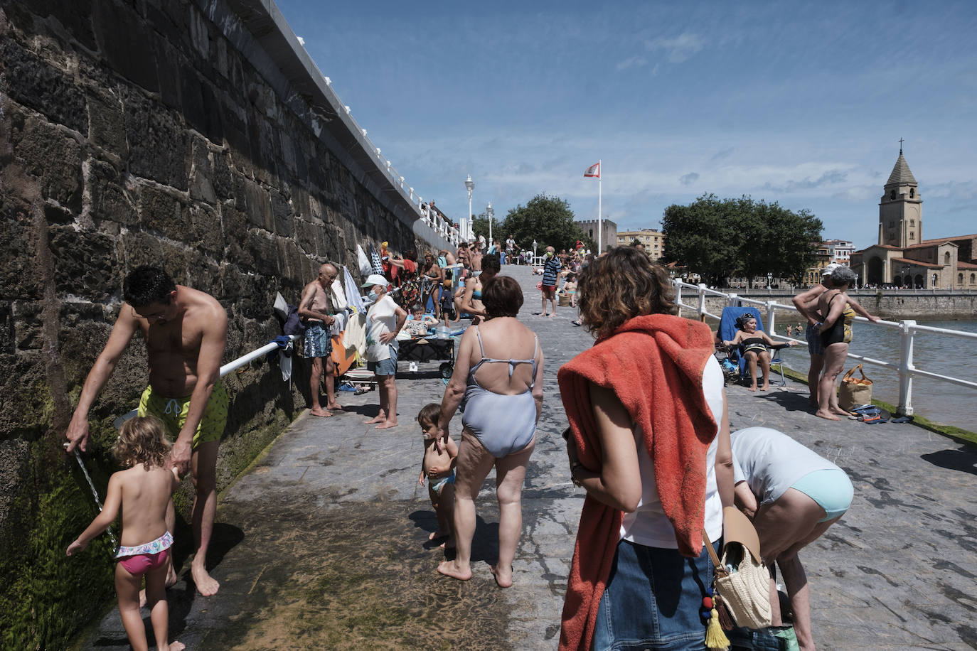 Los arenales de Gijón han estado a rebosar durante la primera parte de este soleado jueves. Sin embargo, el viento ha ido ganando protagonismo con el paso de las horas 