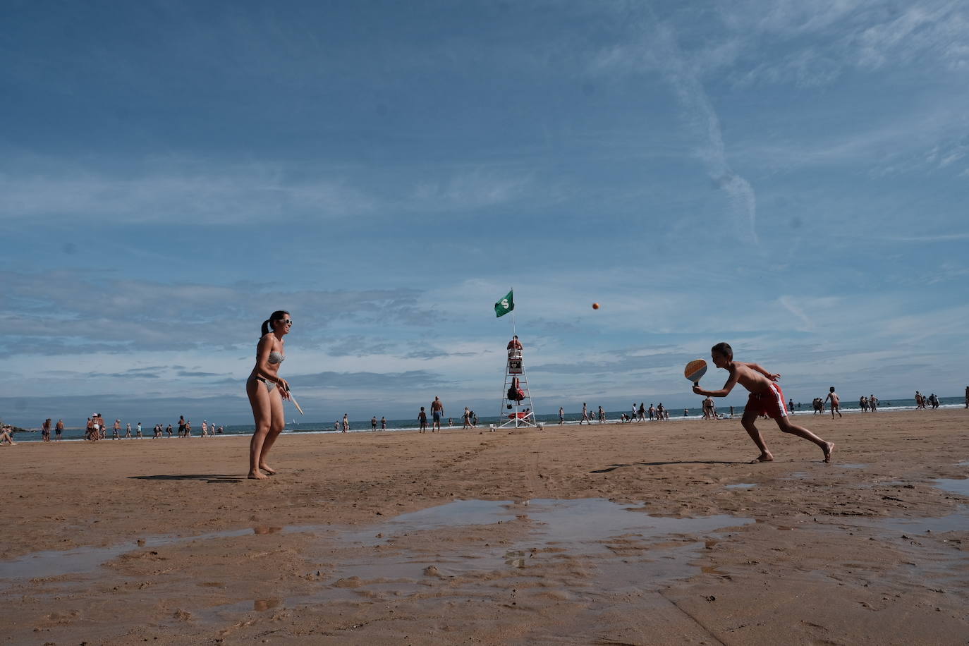 Los arenales de Gijón han estado a rebosar durante la primera parte de este soleado jueves. Sin embargo, el viento ha ido ganando protagonismo con el paso de las horas 